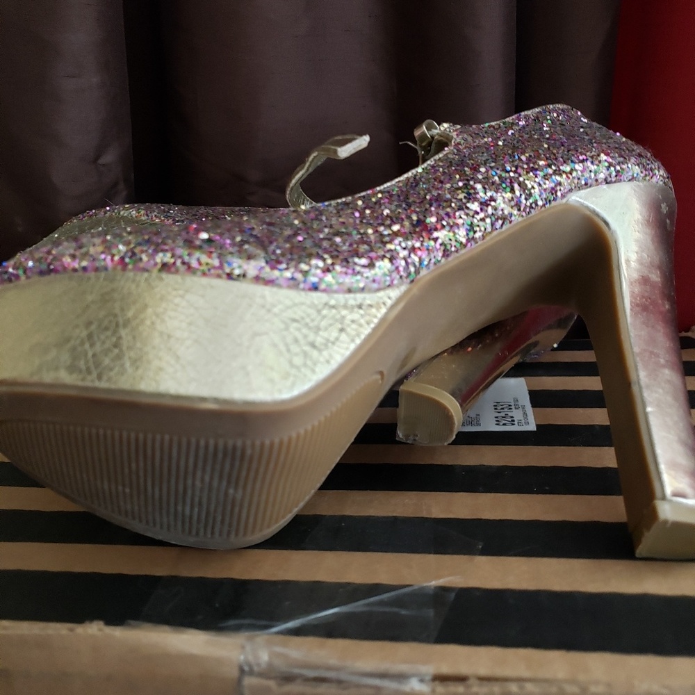 Shoes - Picture 2 of 3